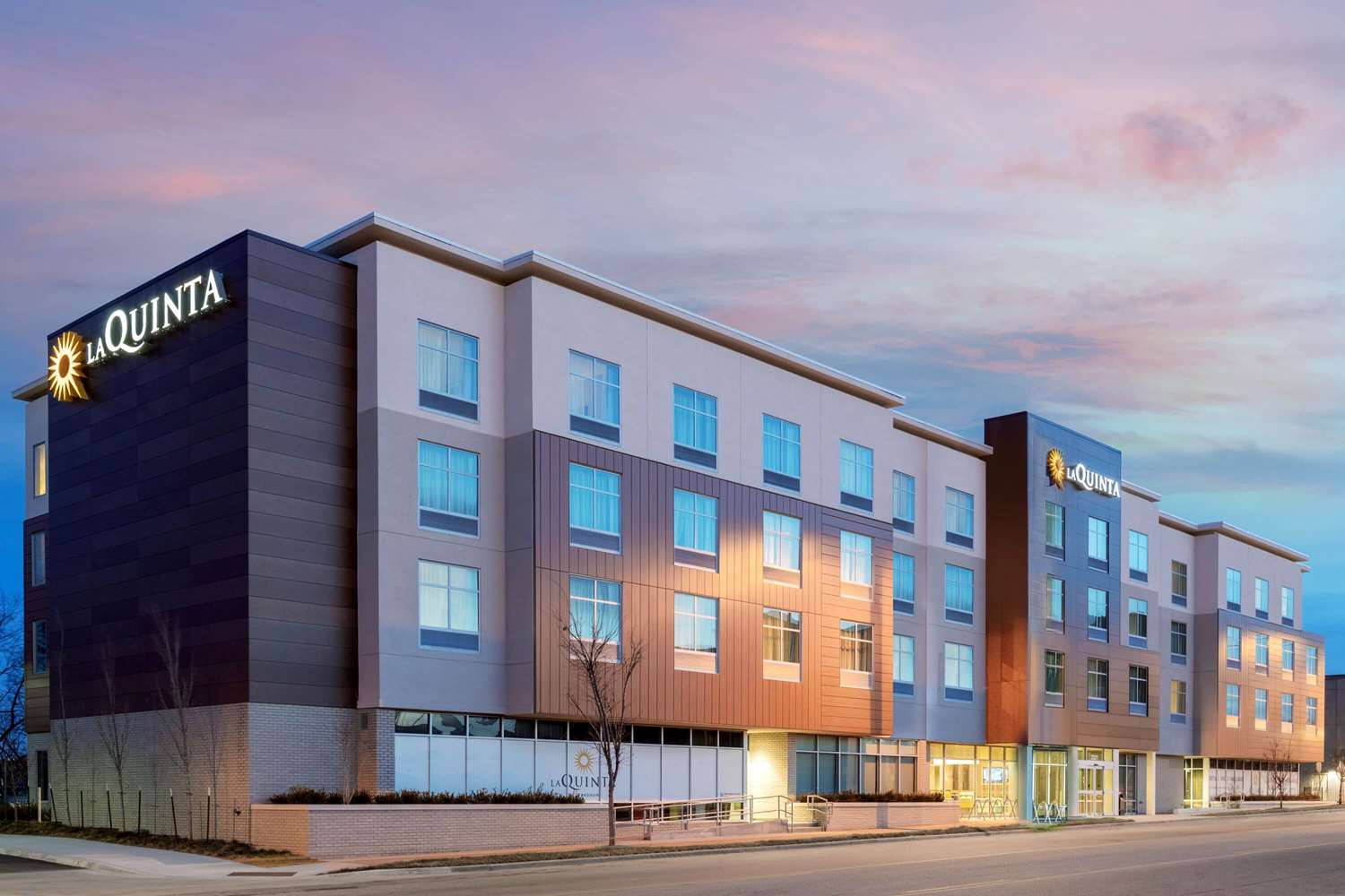 La Quinta Inn & Suites by Wyndham Kansas City Beacon Hill 1/44