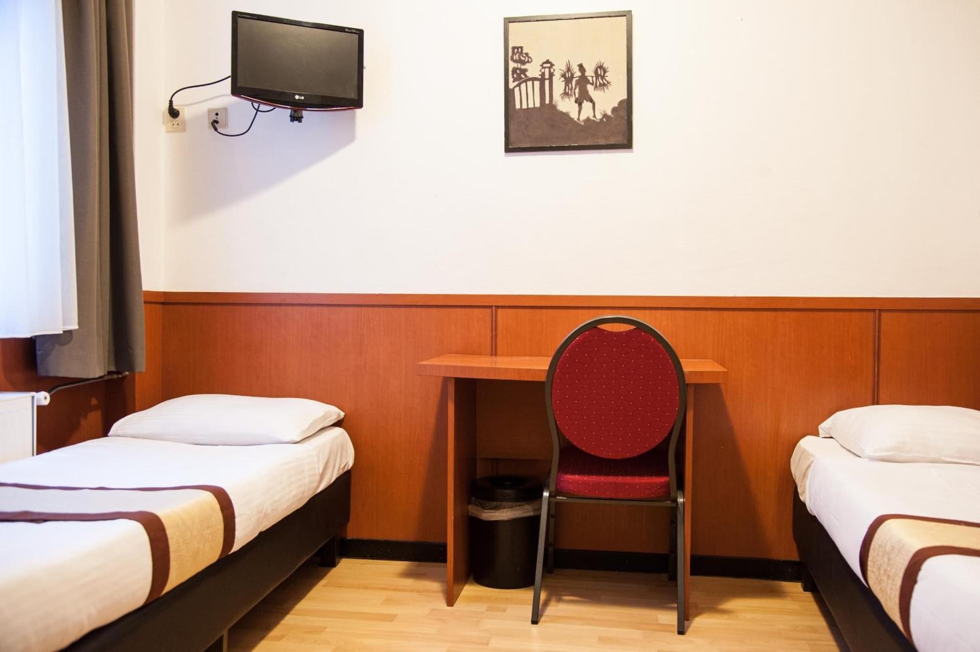 غرفة قياسية بسريرين منفصلين بحمام خاص، Continental Hotel 8/10