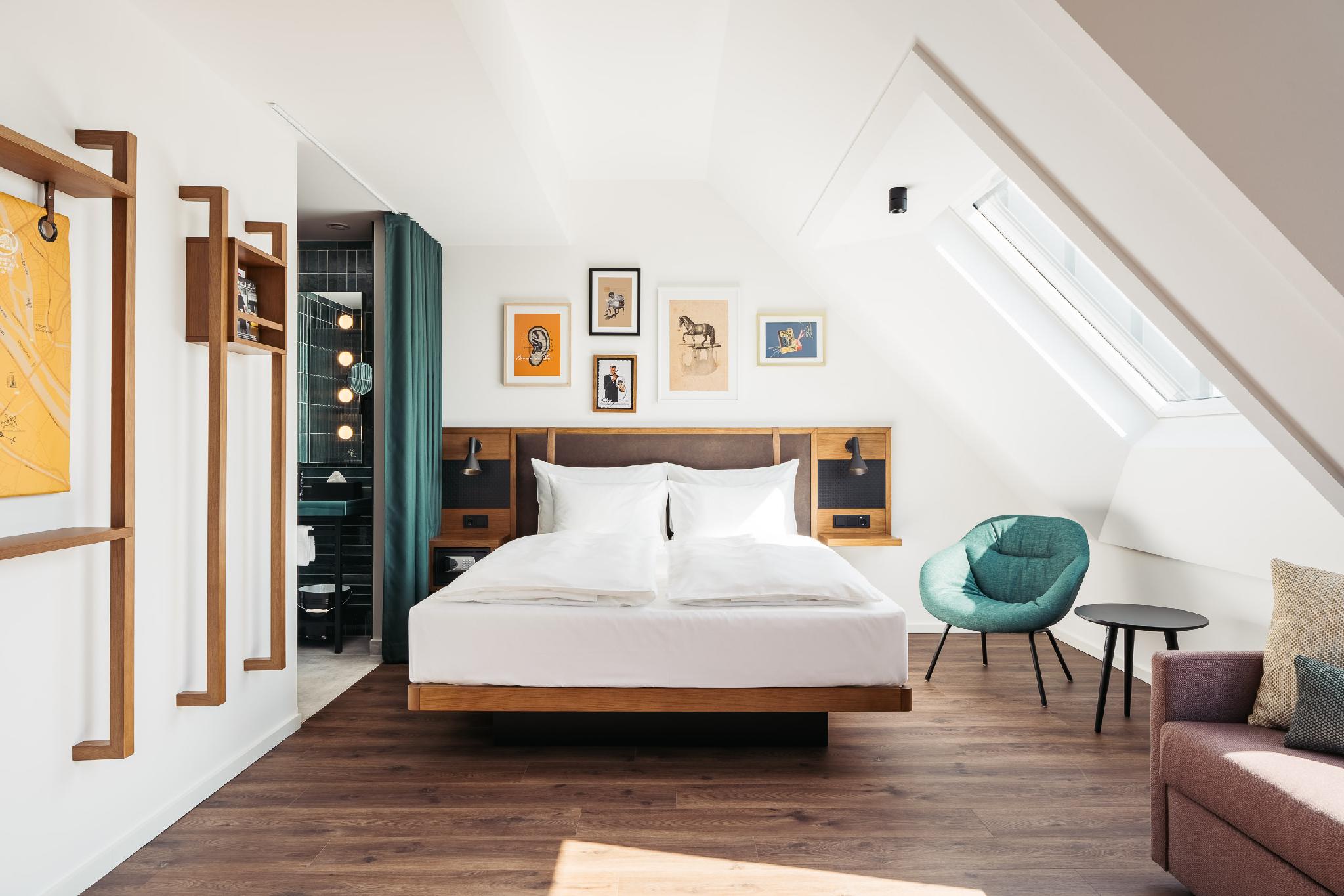 Smart, Family, 2 Queen Beds