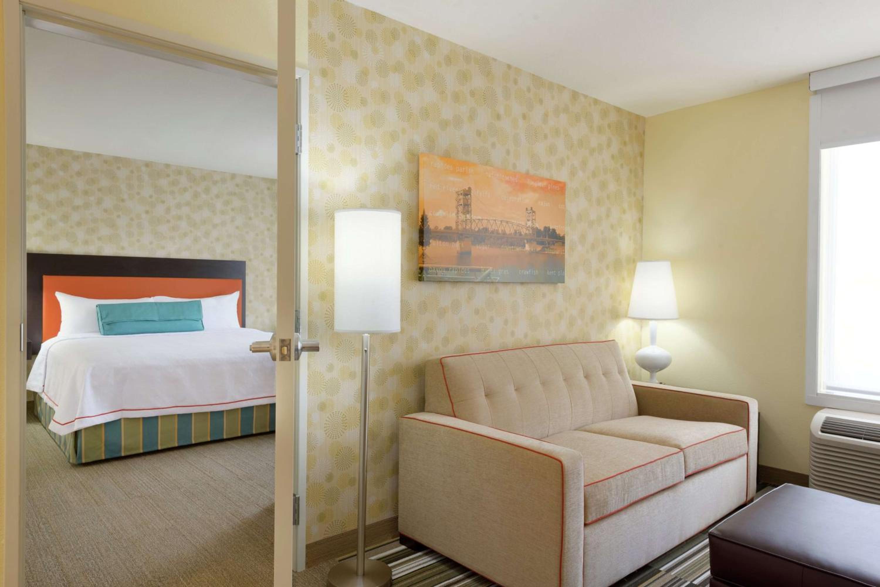 جناح بسرير كوين بغرفة نوم واحدة مع أريكة، Home2 Suites by Hilton Alexandria 3/7