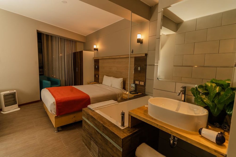 HOTEL POLO SANTA MONICA 10/19