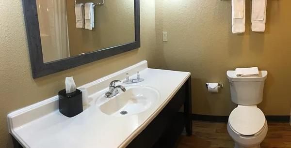 Baymont Inn &amp; Suites Crystal City 13/16