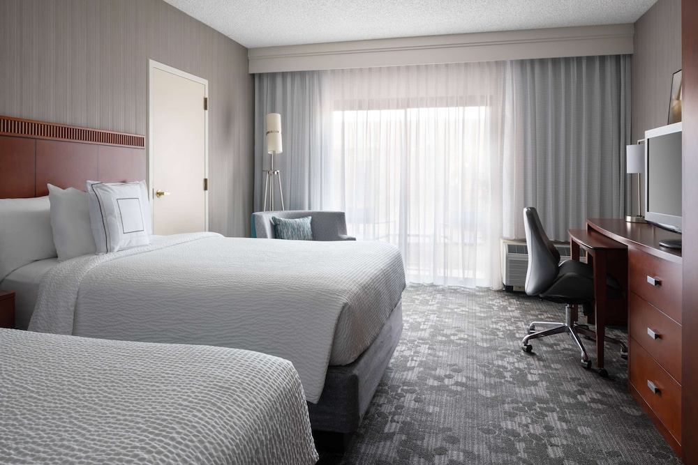 DELUXE, 2 DOUBLE BEDS, PATIO, BALCONY