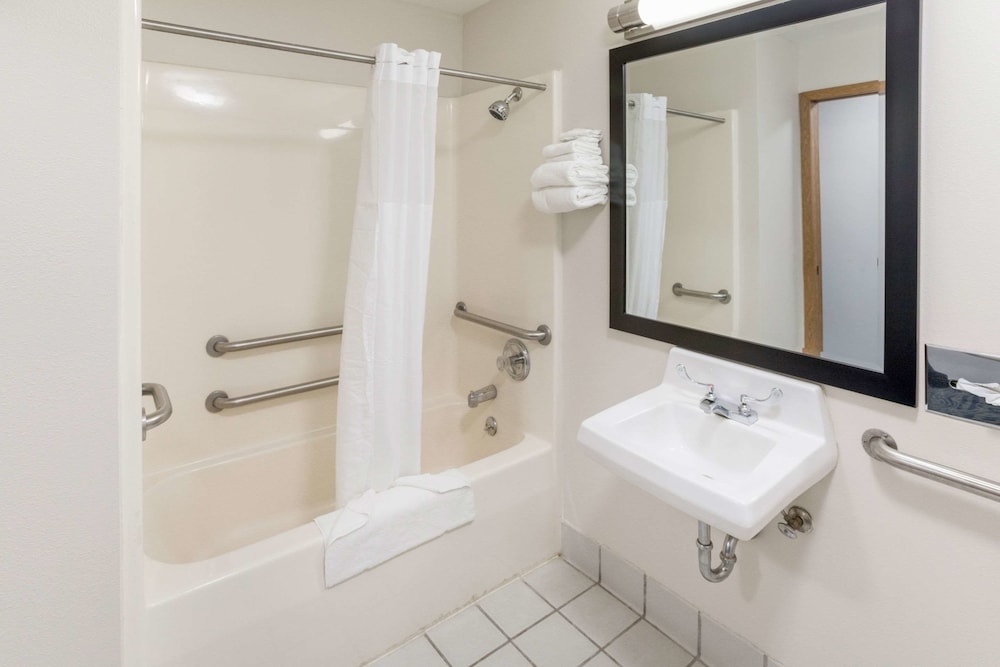 Quality Inn Rochelle IL 15/43