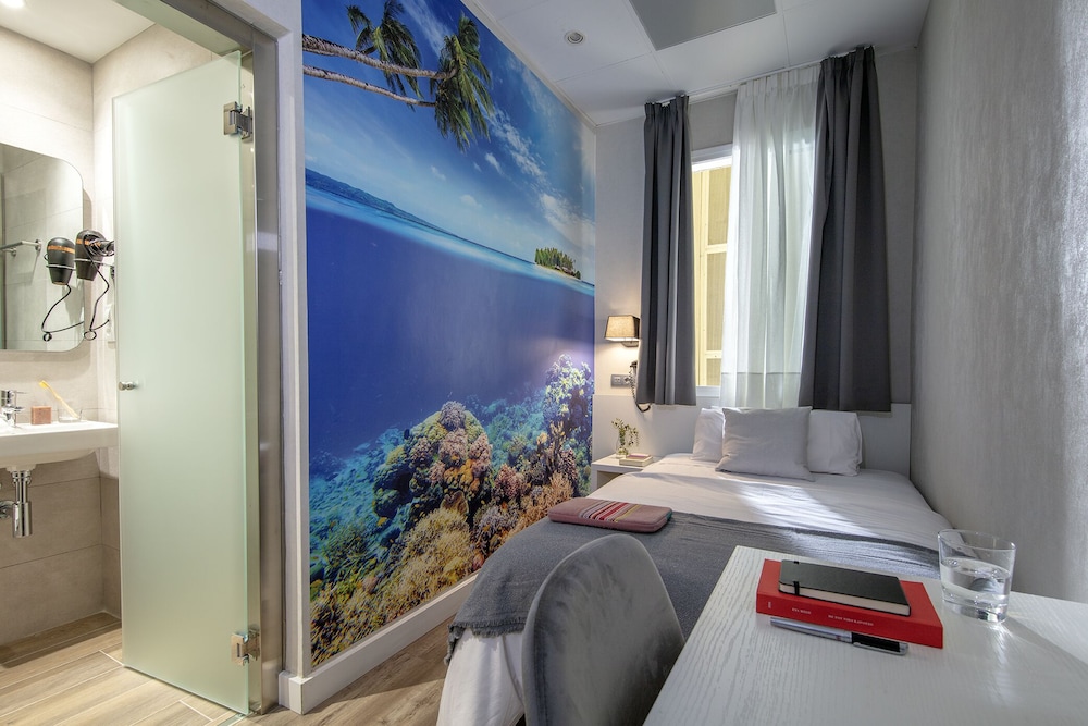 ROOM, SINGLE