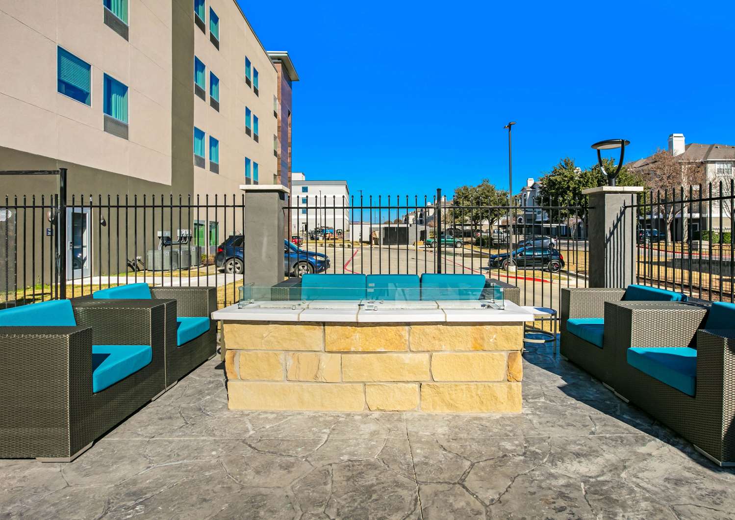 La Quinta Inn & Suites by Wyndham DFW West-Glade Parks 42/47