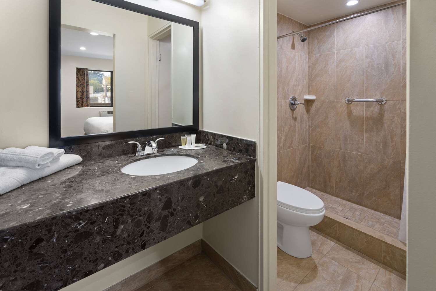 Travelodge by Wyndham Manhasset 23/28