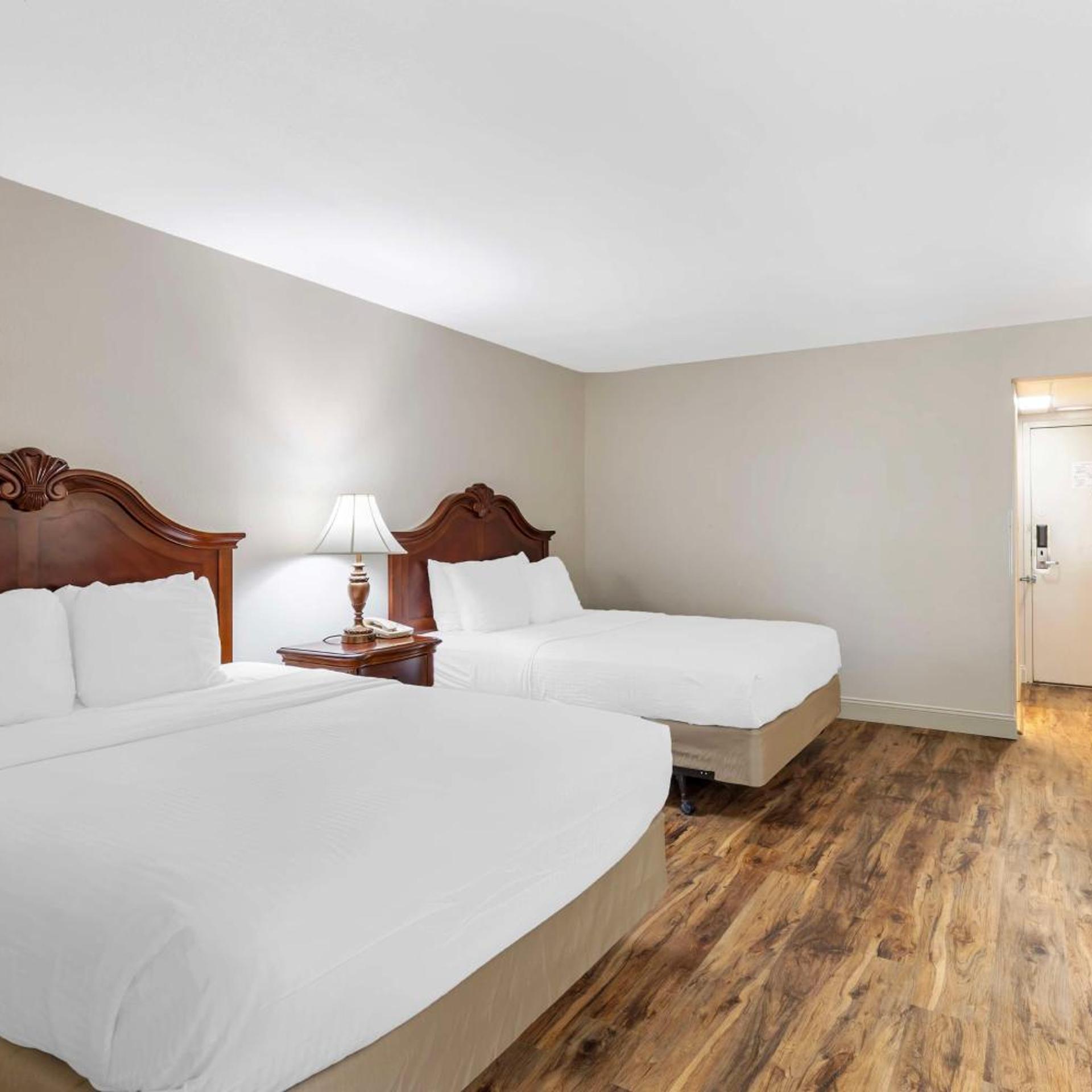 غرفة بسرير كوين بحوض استحمام لذوي الإعاقة، Best Western Plus Steeplegate Inn 2/4
