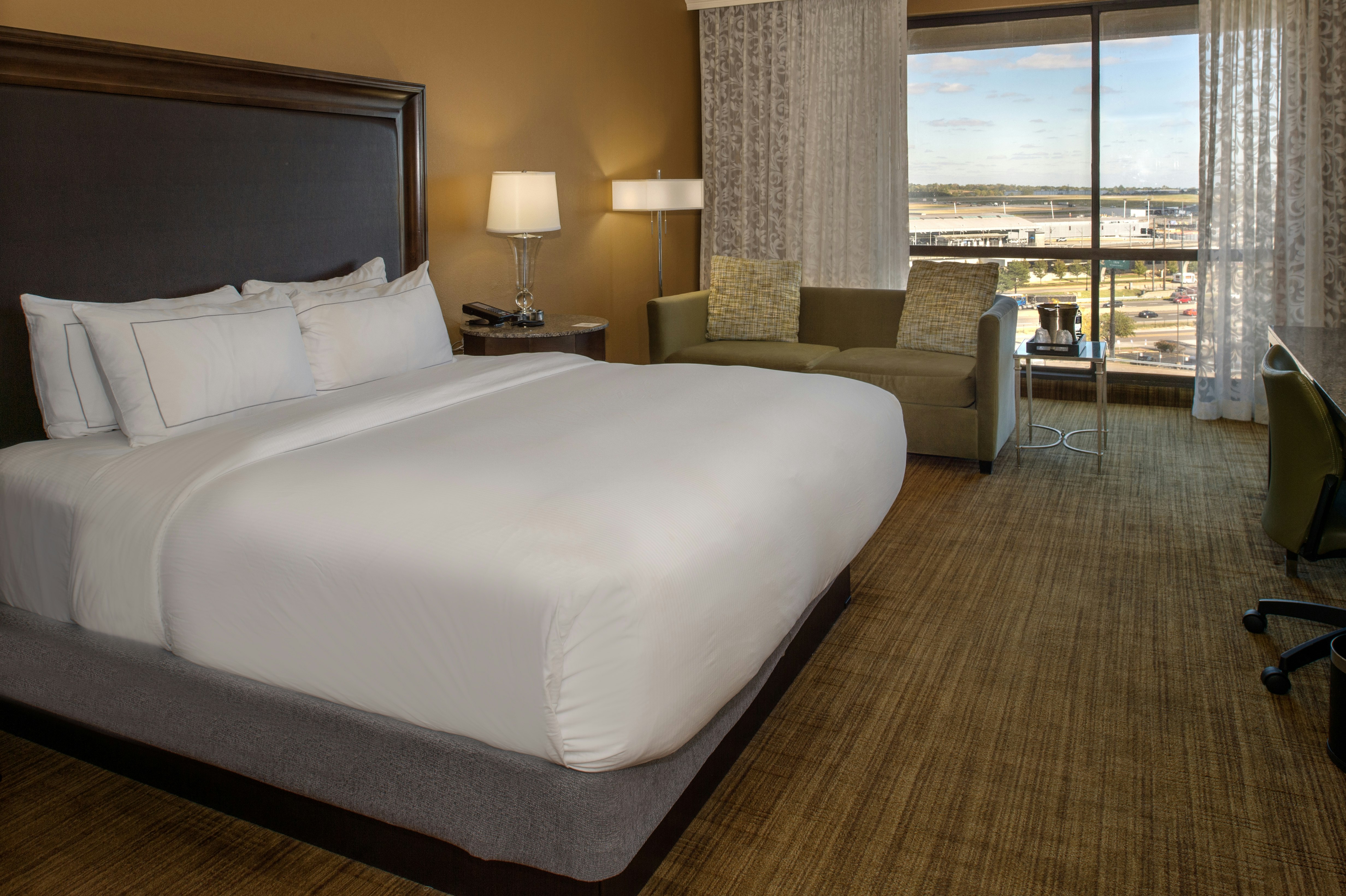 ROOM, KING BED, AIRPORT VIEW
