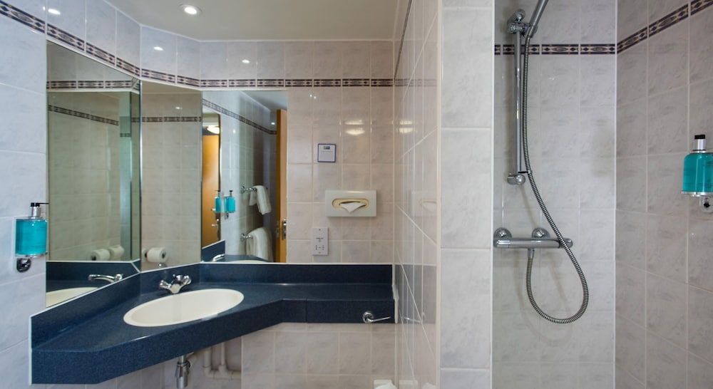 Holiday Inn Express Cardiff Airport 26/27