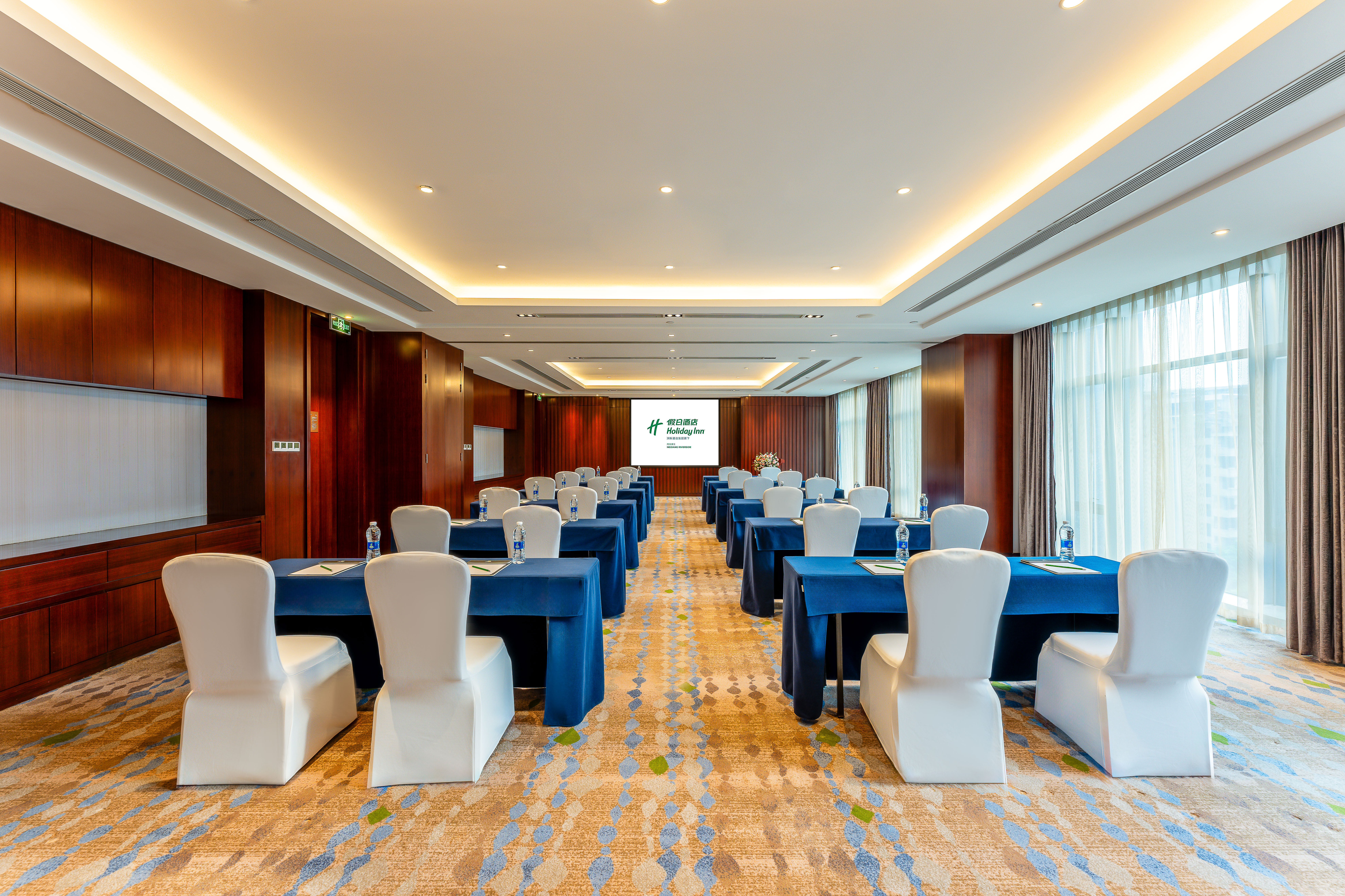 Holiday Inn Neijiang Riverside 71/81