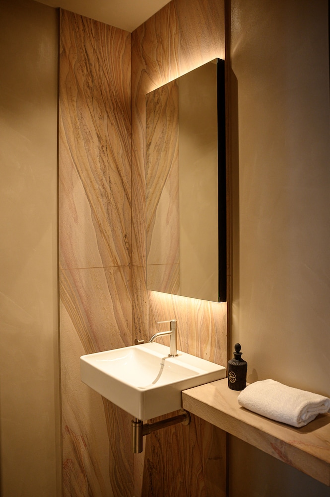 Duparc Contemporary Suites 69/73