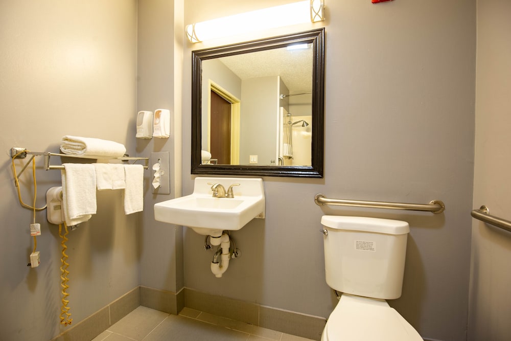 Quality Inn & Suites Woodstock Near Lake Geneva 8/15