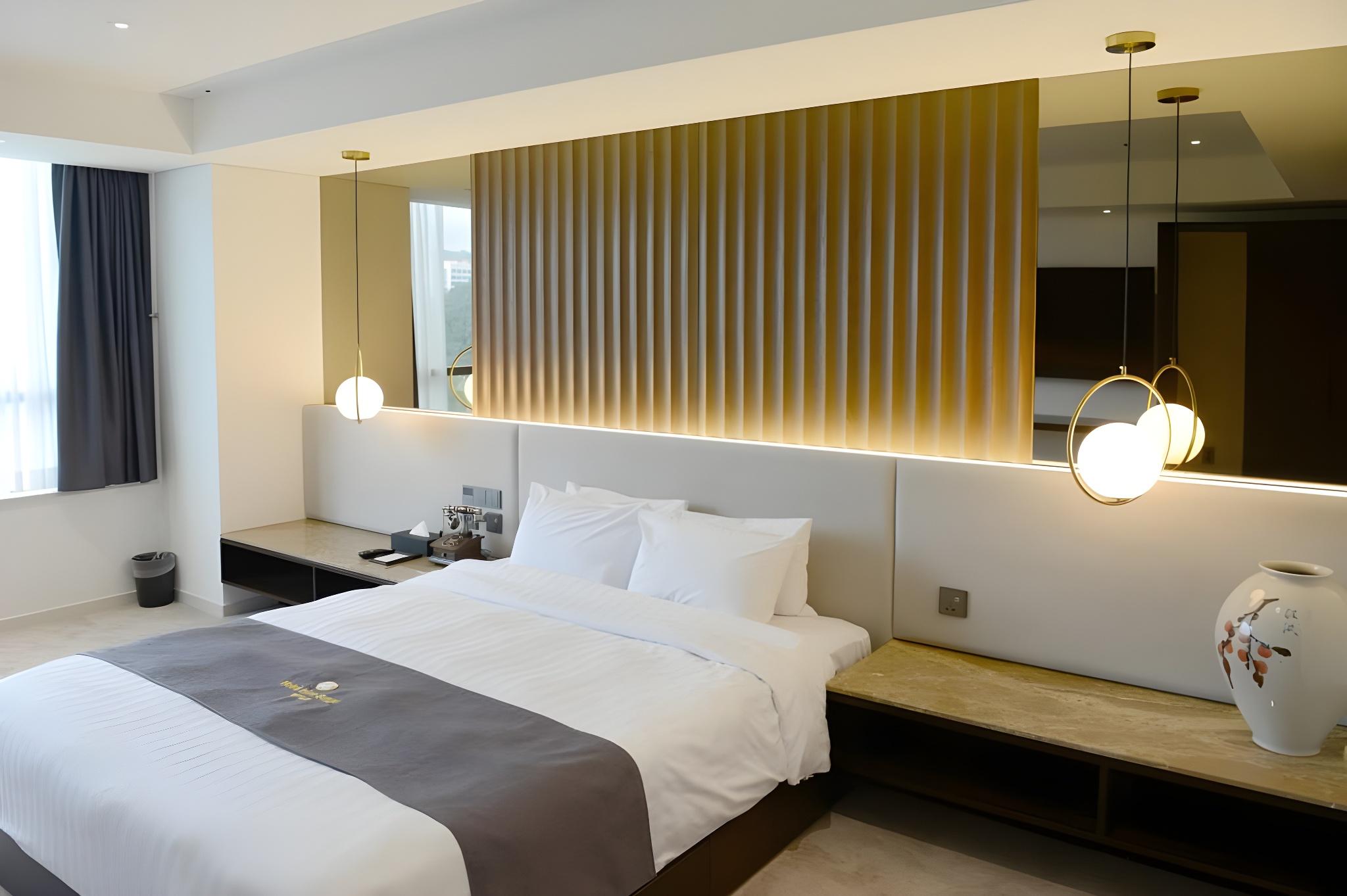 Royal, Suite