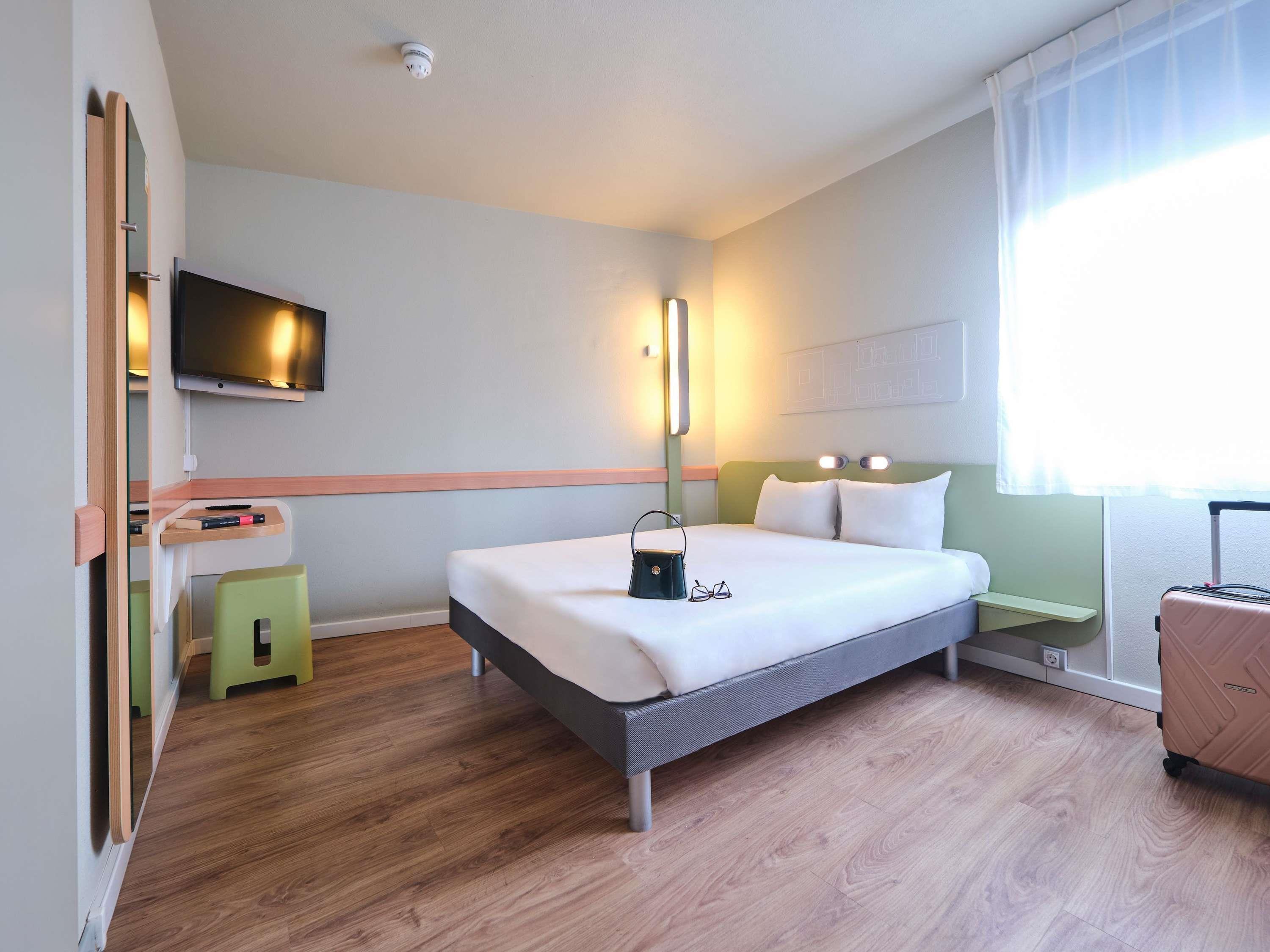 ROOM, TWIN BEDS