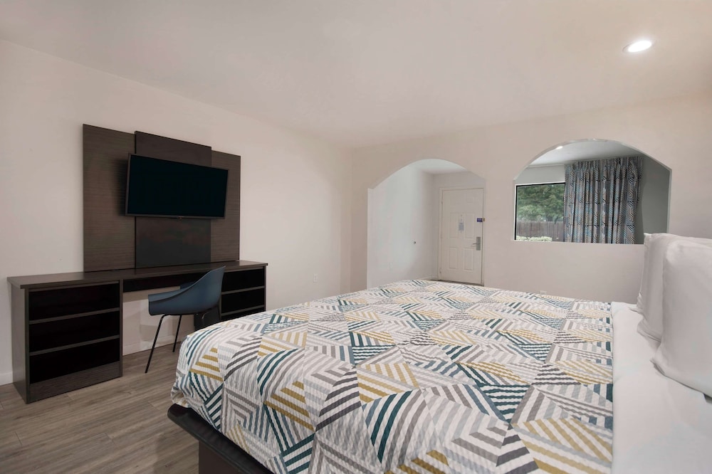 DELUXE, KING BED, ACCESSIBLE