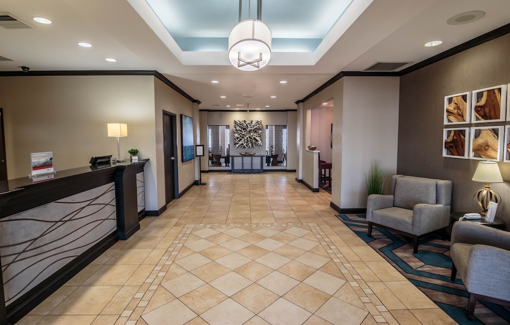 Holiday Inn Express Hotel And Suites Farmington 8/63