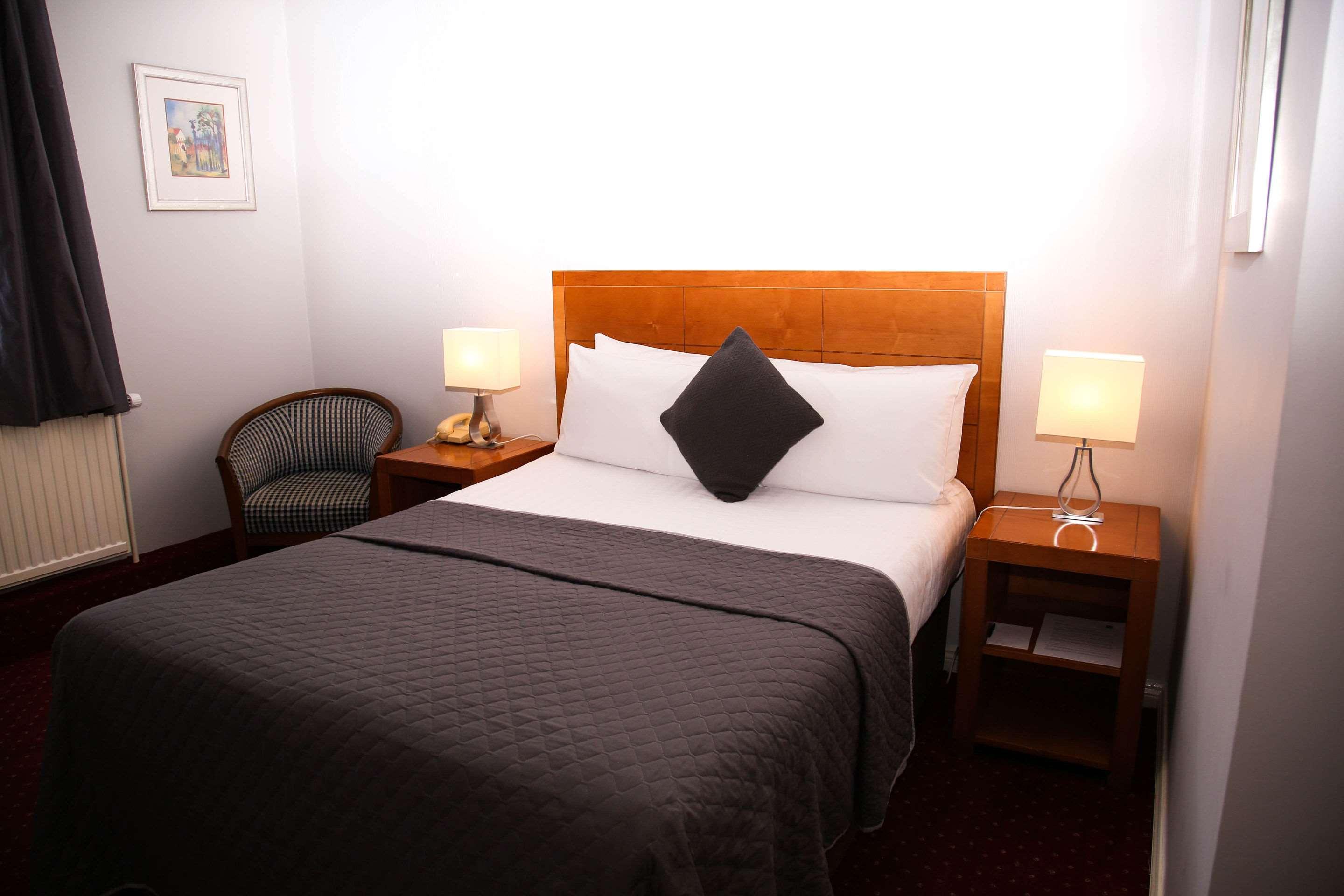 ROOM, DOUBLE BED
