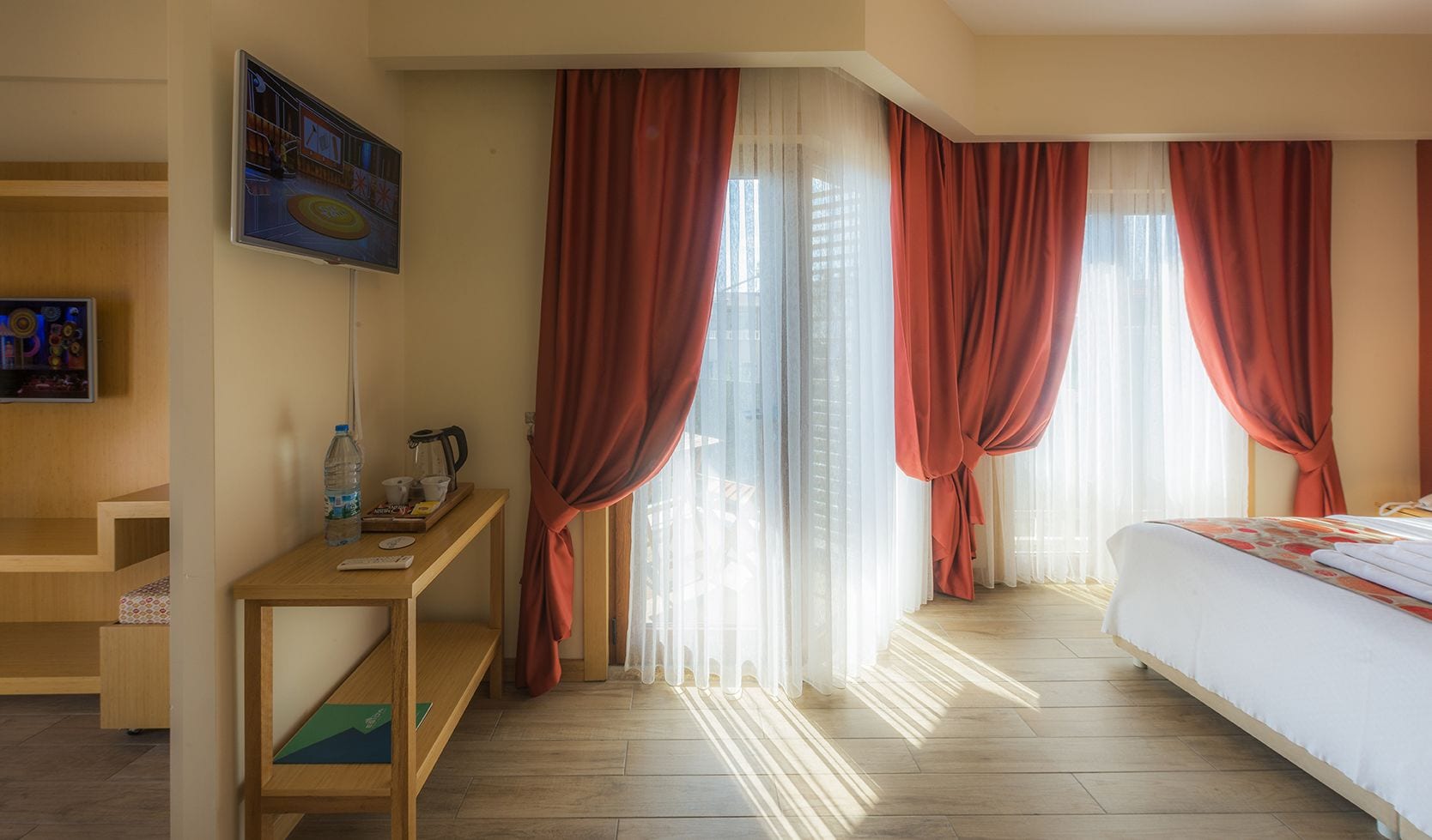 DELUXE, QUEEN BED, SEA VIEW