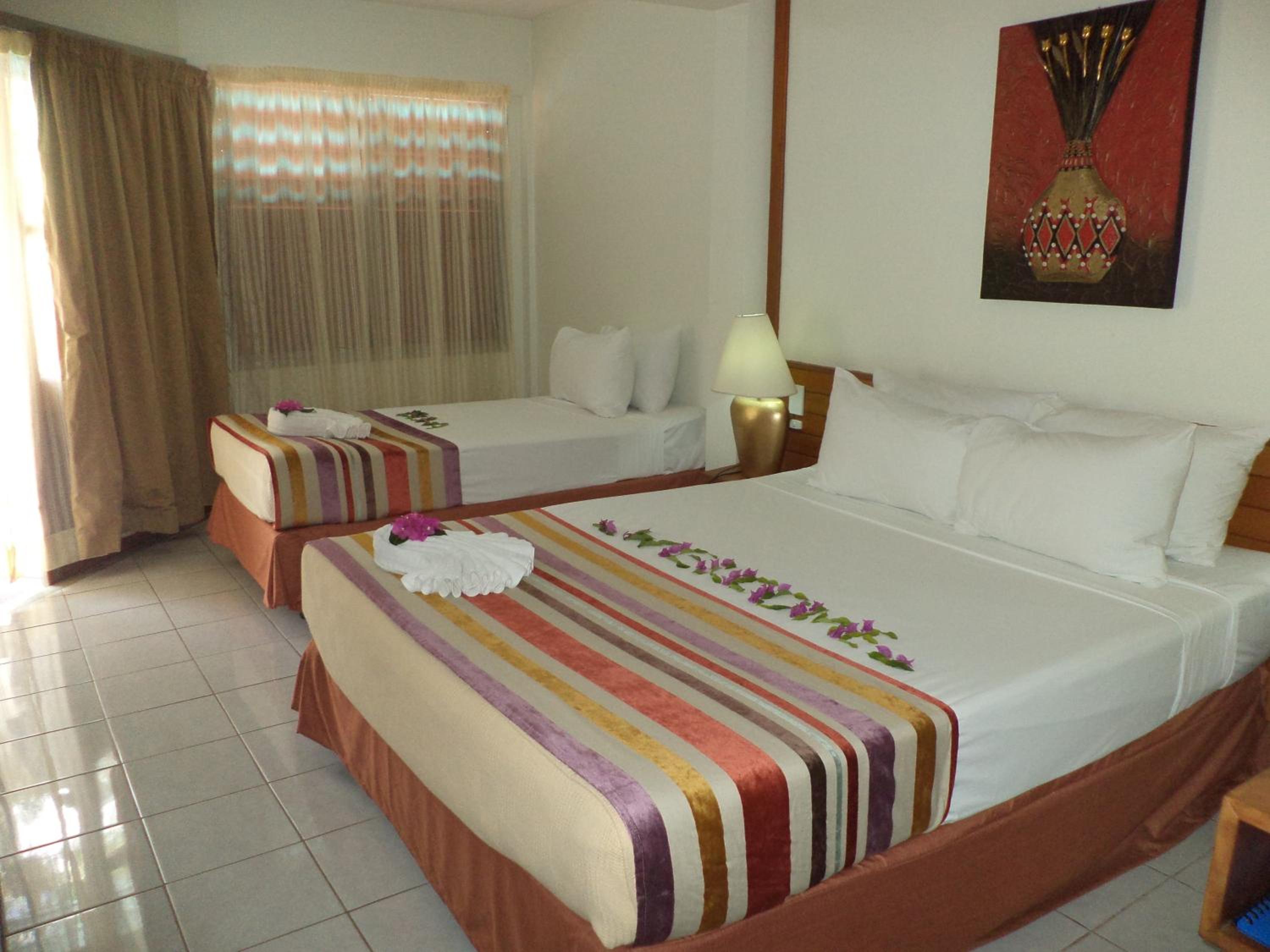 Deluxe, 1 Queen and 1 Single Bed, Pool Side