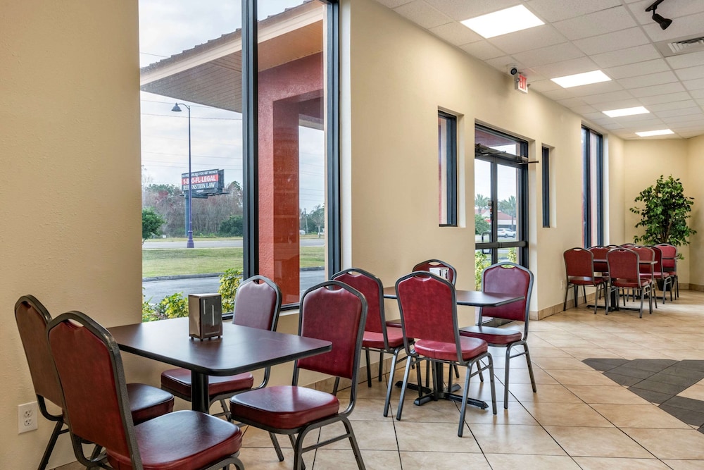Econo Lodge Inn Suites Maingate Central 24/33