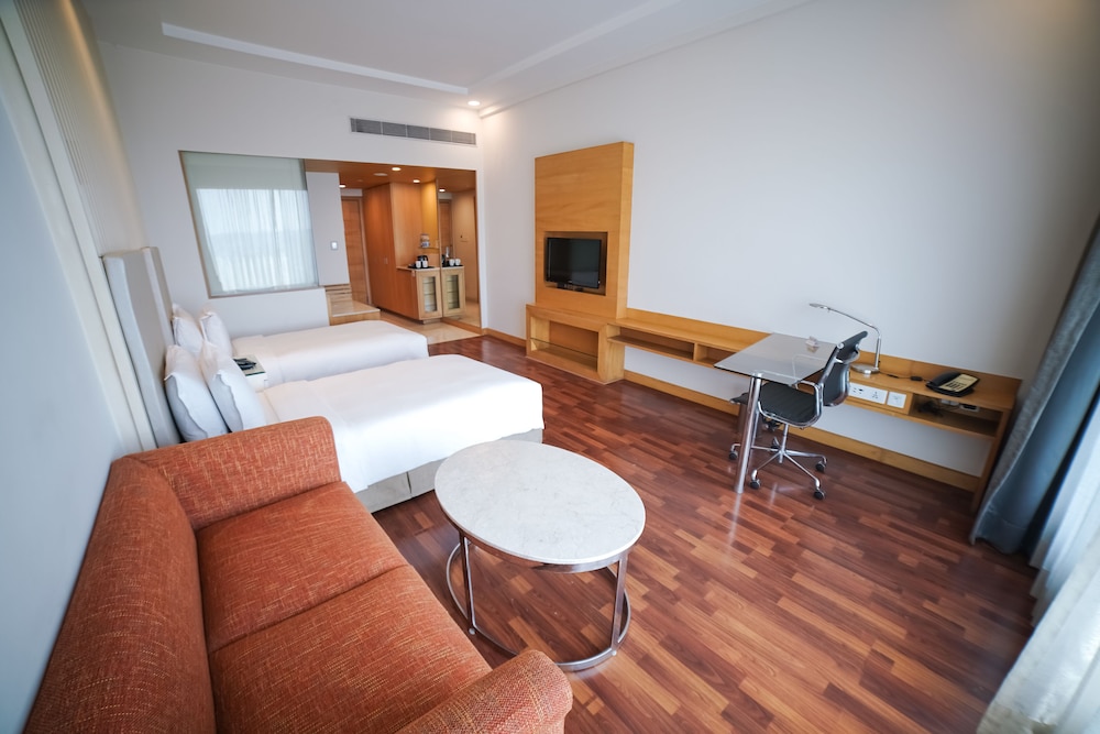 HOLIDAY INN AMRITSAR RANJIT AVENUE 24/44