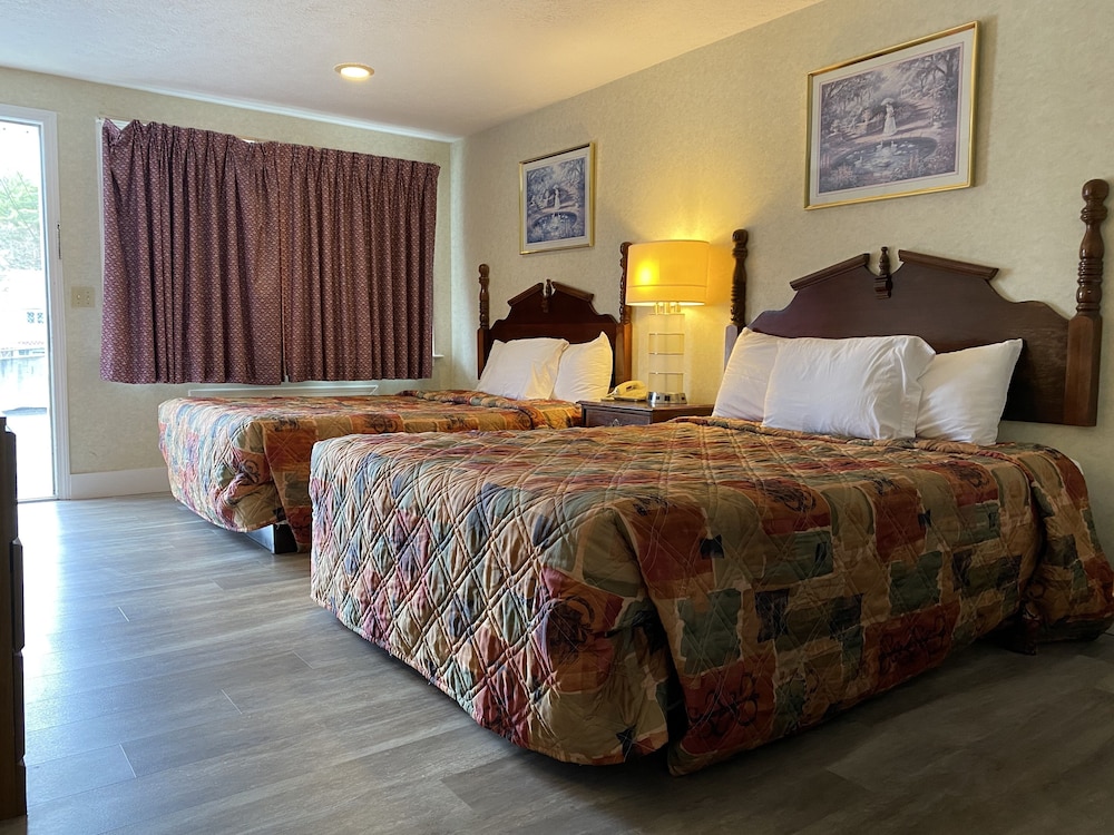 Economy Lodge 682 Main St Sturbridge 8/39