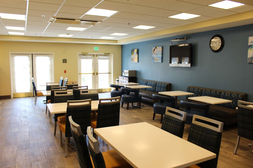 Best Western Plus Lake Elsinore Inn & Suites 38/53