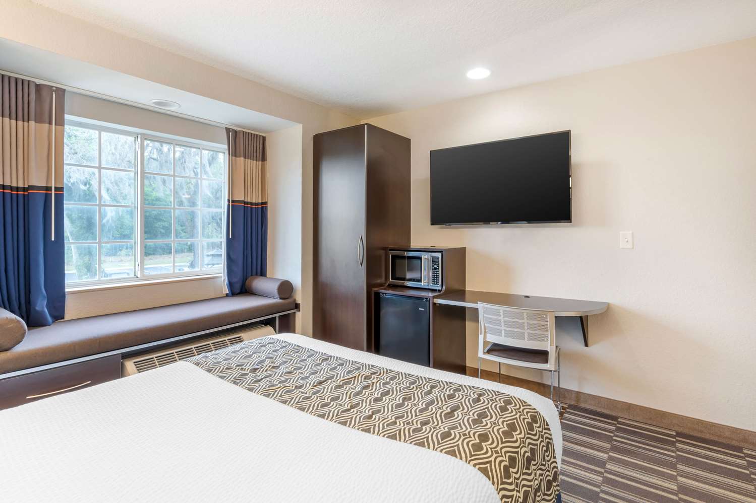 Microtel Inn and Suites by Wyndham Brooksville 11/53