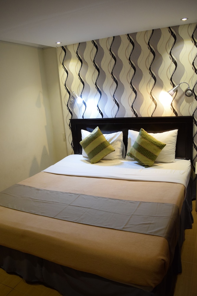 OYO 252 Hotel Euroasia 17/50
