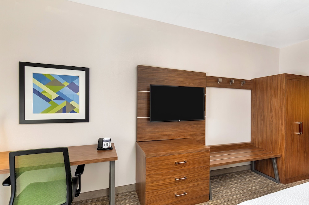 Holiday Inn Express & Suites Birmingham - Inverness 280, an IHG Hotel 70/74