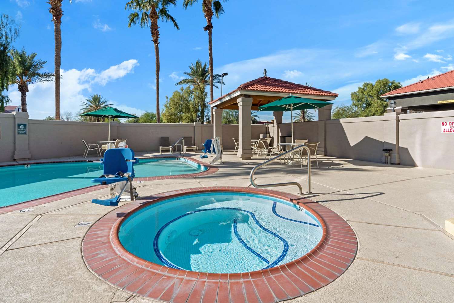La Quinta Inn and Suites Phoenix I-10 West 40/50