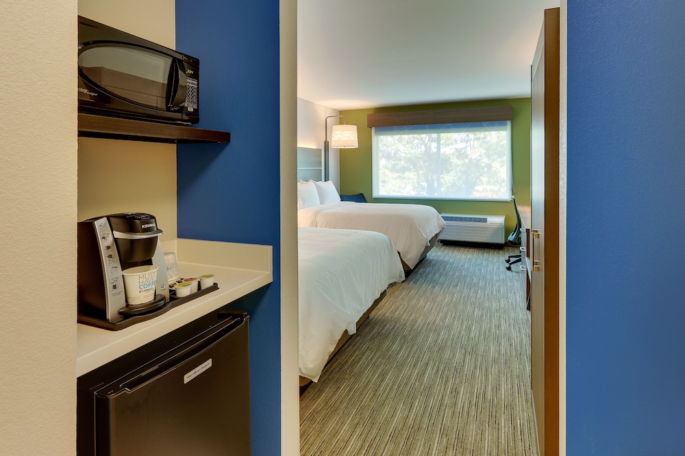 Holiday Inn Express and Suites Roanoke Civic Center 17/34