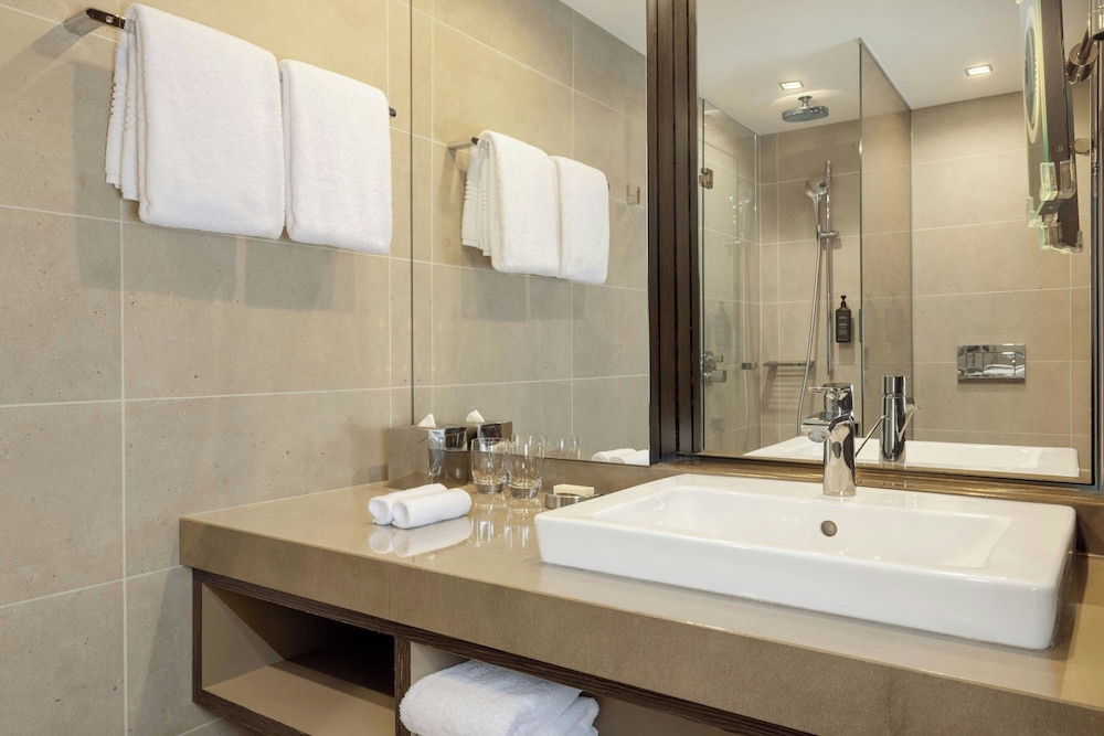 غرفة ديلوكس بسريرين منفصلين بشرفة، Sheraton Grand Tbilisi Metechi Palace 10/10