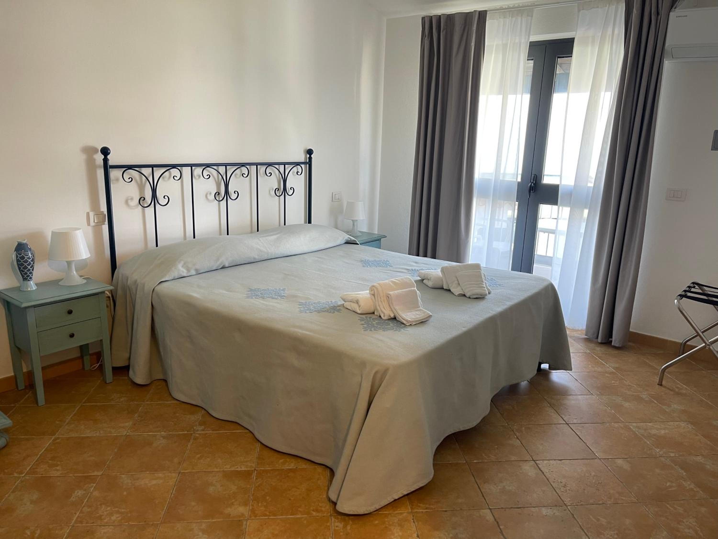 Deluxe, Double Bed