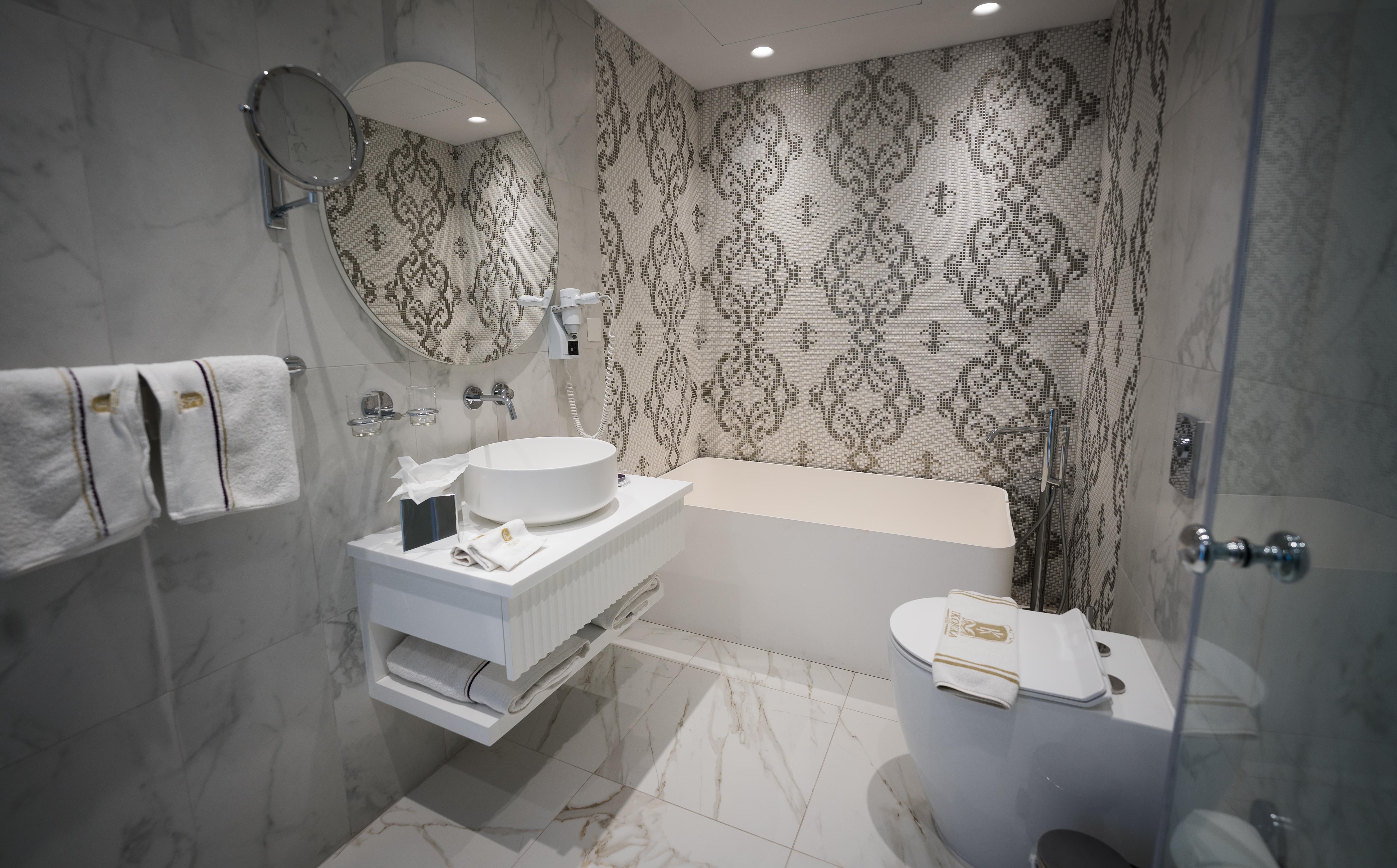 Executive, Suite, Hot Tub