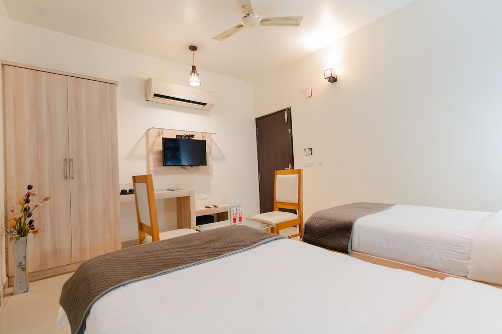 Fabhotel Signature Inn 27/50