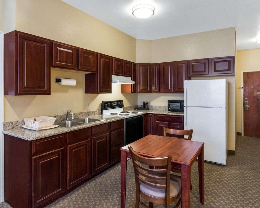 Quality Suites Midland North Loop 250 43/63