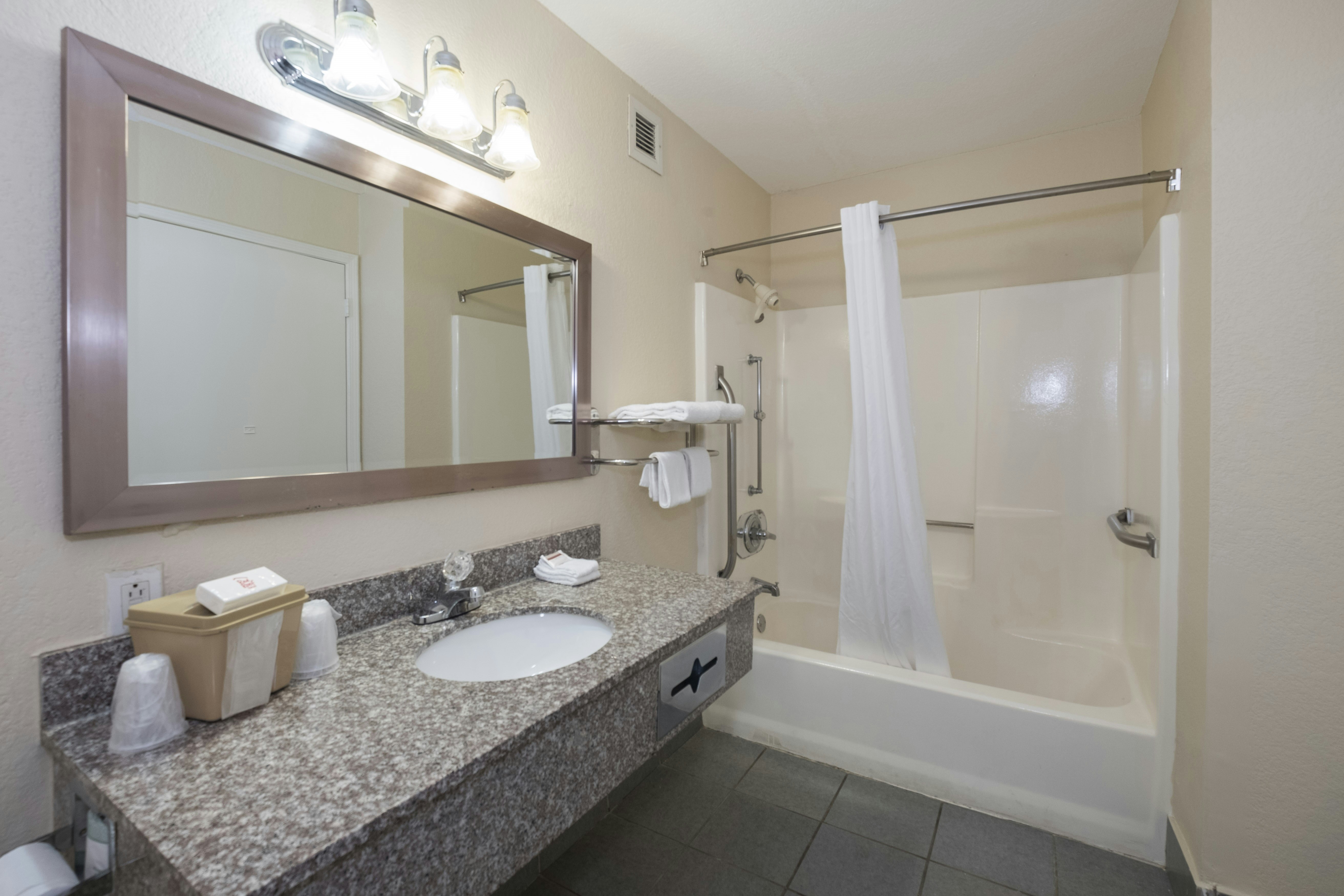 غرفة قياسية بسريرين مزدوجين، Red Roof Inn Mobile Midtown 6/9