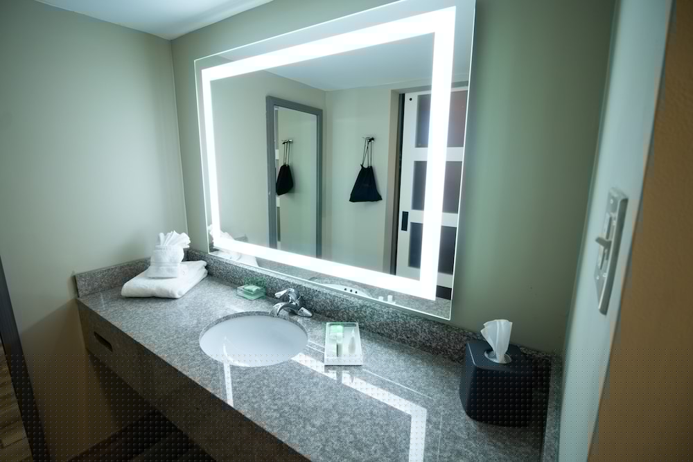 HOLIDAY INN SCRANTON EAST - DUNMORE 10/41