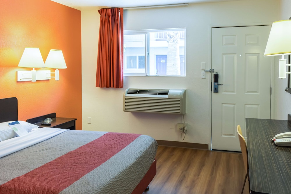 SUITE, QUEEN BED