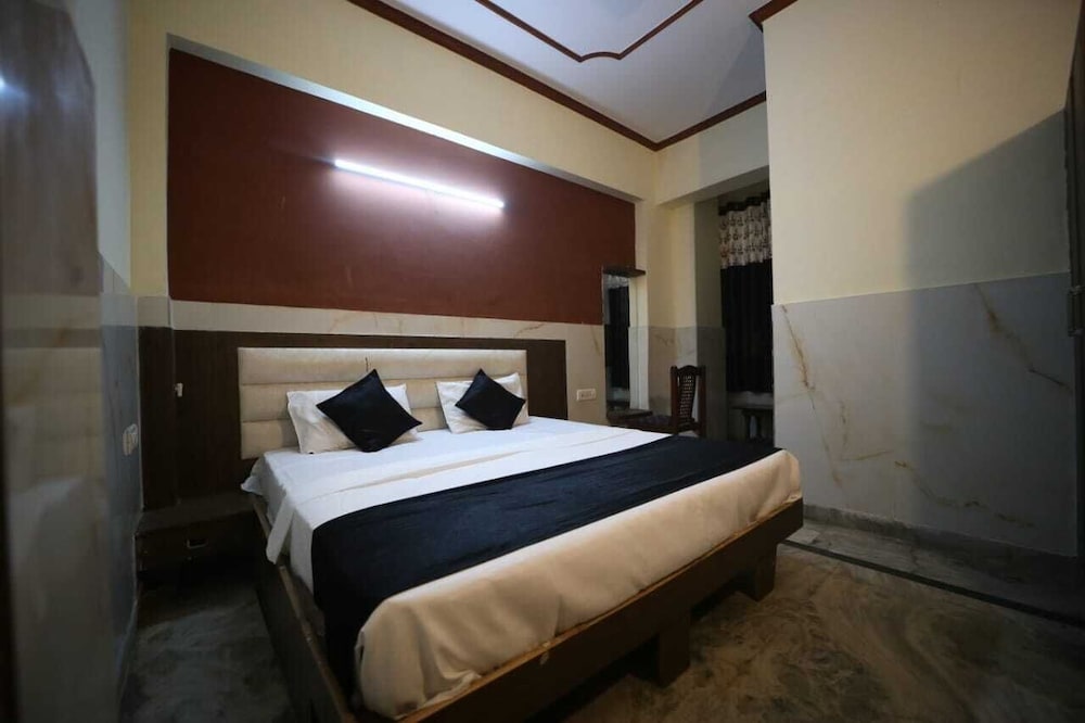 HOTEL AMBIKA PALACE 14/32