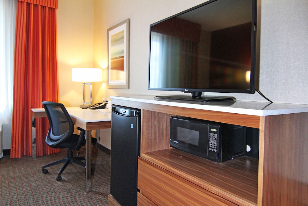 Holiday Inn Express And Suites Calgary Nw University Area 46/73