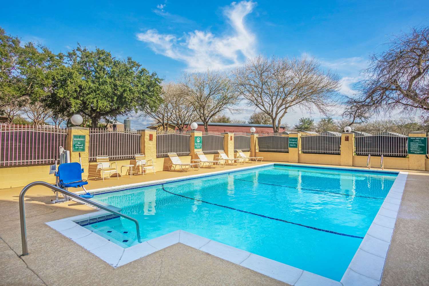 La Quinta Inn Suites Beeville 27/40