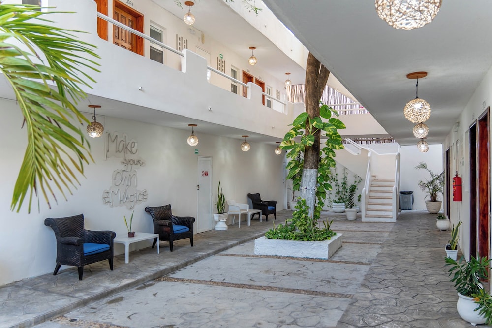 Ahava Hotel (ex Maria Candelaria Hotel) 5/43