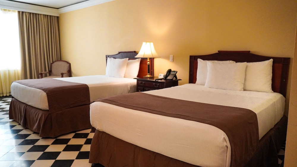 STANDARD, 2 QUEEN BEDS