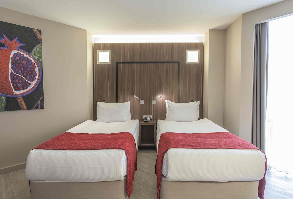 ROOM, TWIN BEDS