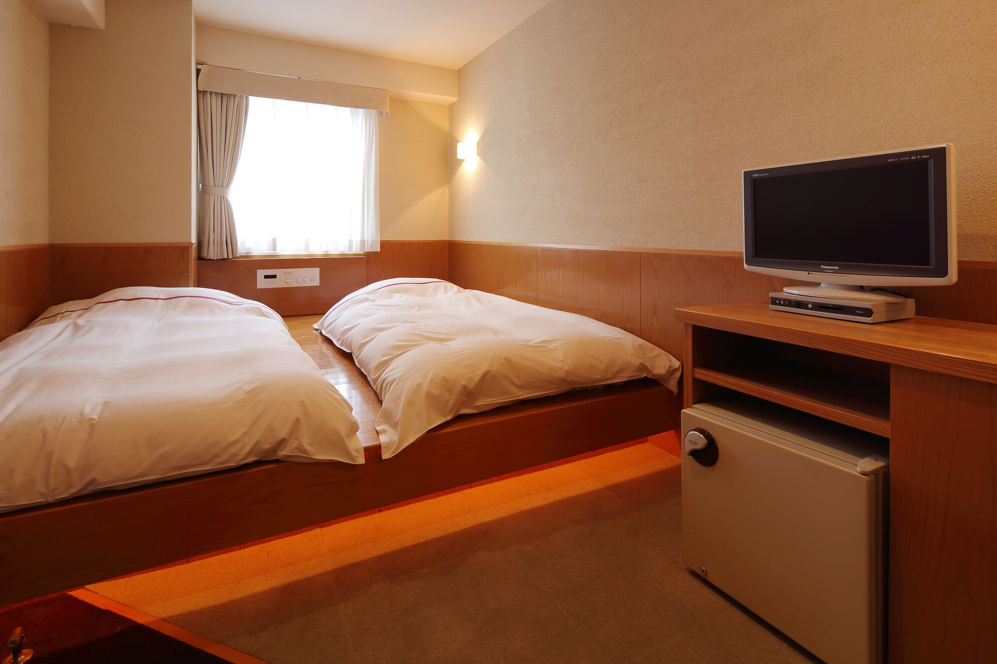 ROOM, TWIN BEDS, 2 FUTON BEDS