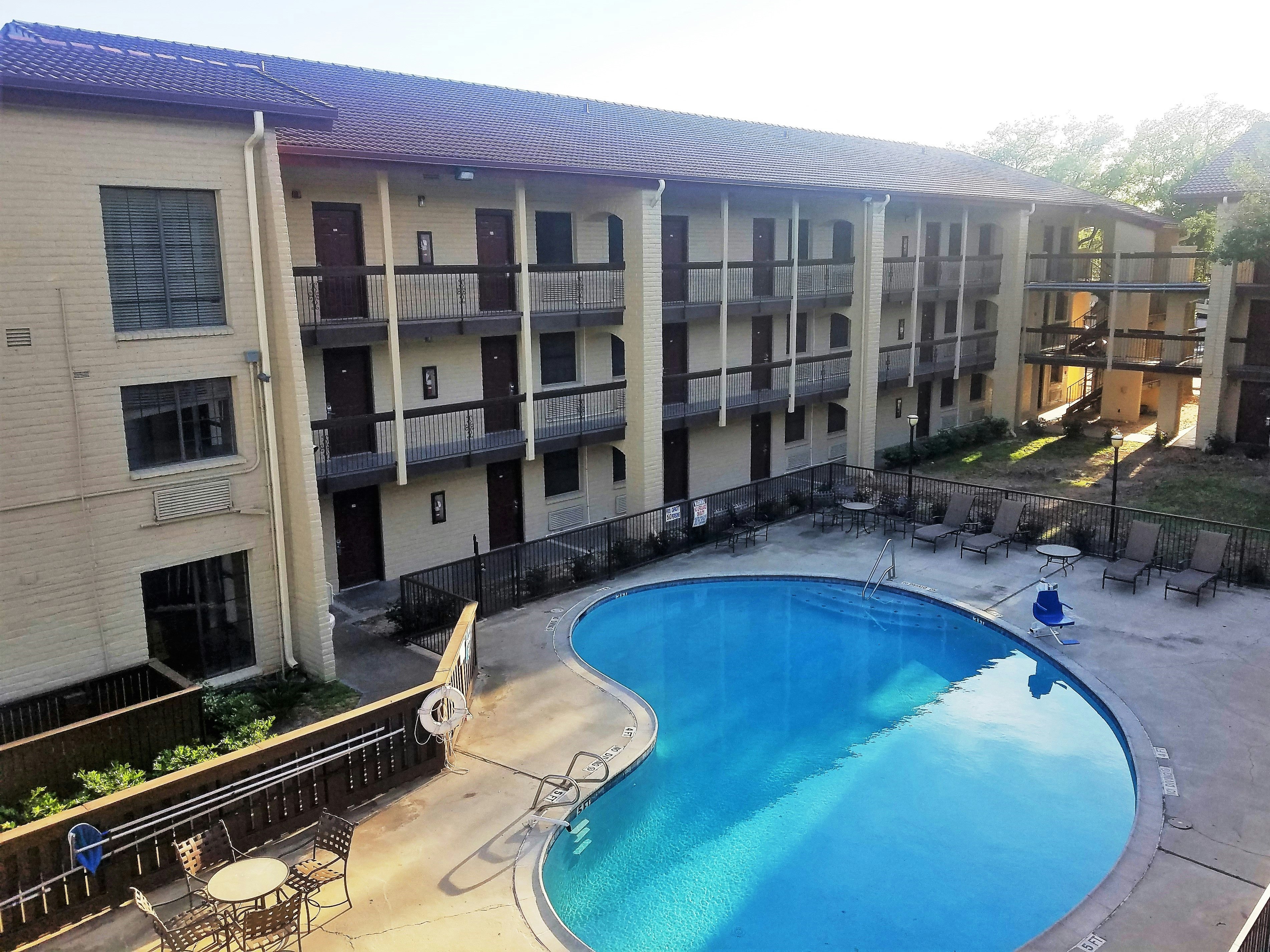 Red Roof Inn and Suites Houston Hobby Airport 23/24