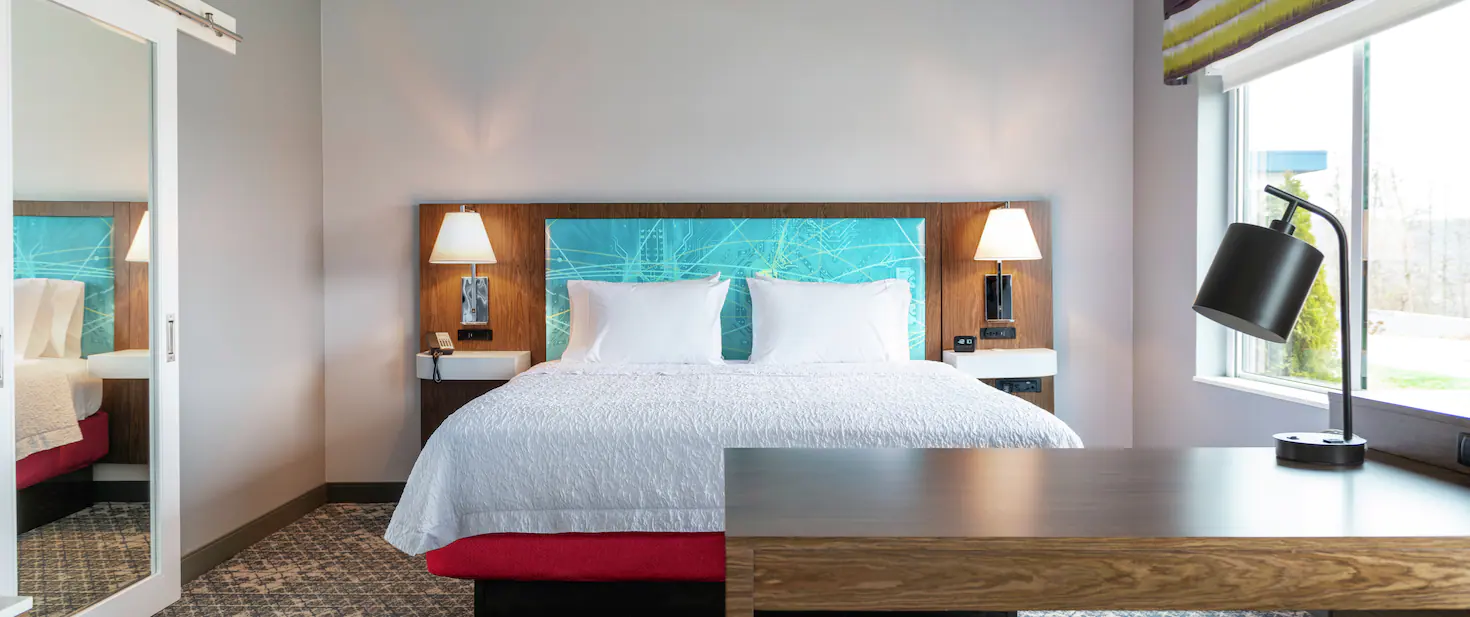STUDIO, SUITE, KING BED